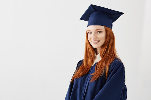 Diplômé de femme rousse heureuse souriant.