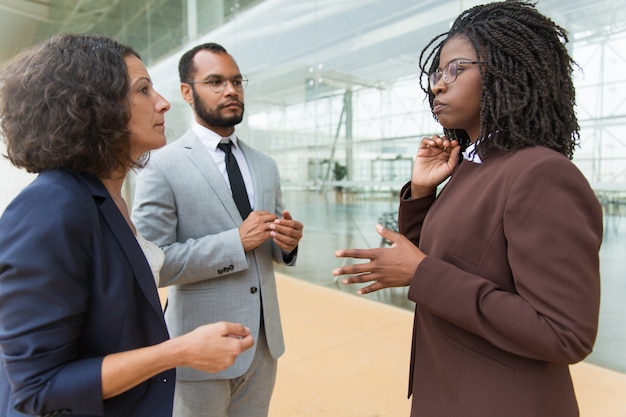 Un directeur afro-américain explique les détails du projet aux partenaires