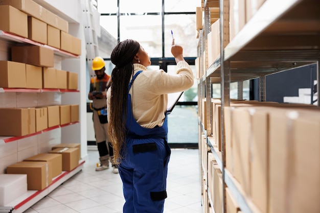 Photo gratuite directeur d'entrepôt afro-américain vérification des colis maintenance