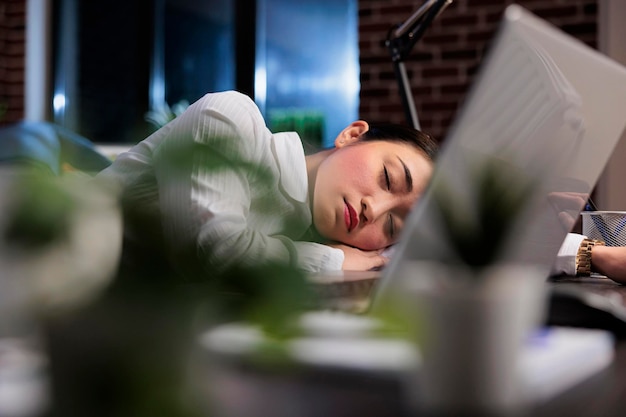 Directeur exécutif fatigué avec syndrome d'épuisement professionnel dormant au travail à cause d'une fatigue extrême. Comptable financier épuisé souffrant de somnolence après les heures supplémentaires.