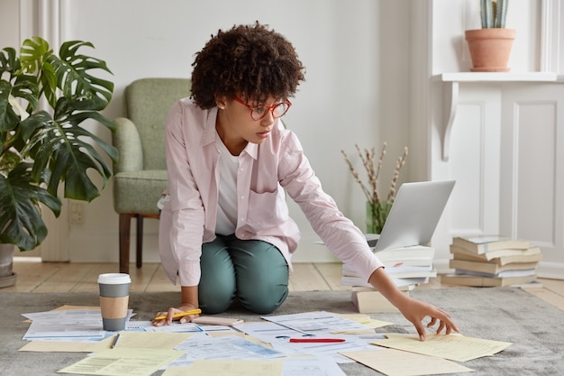 directeur marketing posant dans un appartement confortable