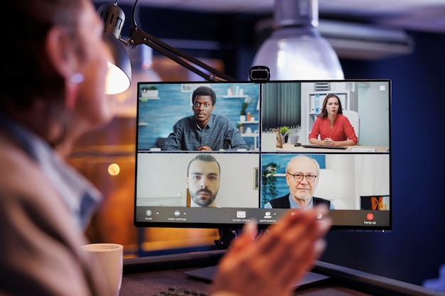 Photo gratuite le directeur salue ses collègues à distance lors d'une réunion par appel vidéo. la société de planification de conférences startegy les collègues d'affaires qui travaillent tard dans la nuit à l'entreprise prévoient d'investir pour augmenter les bénéfices.