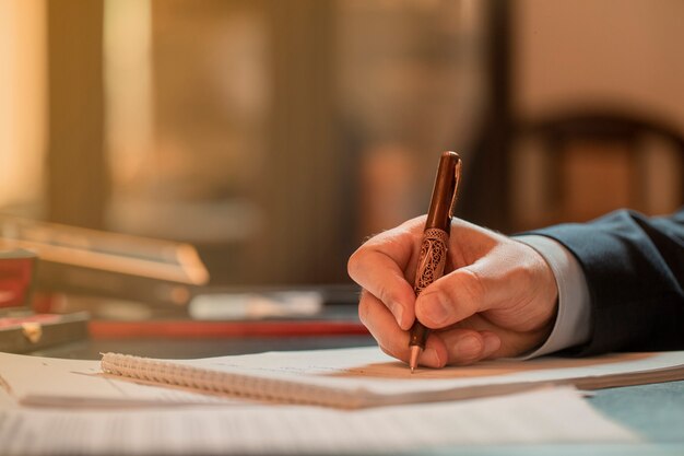 Directeur signant des documents avec un stylo de mode. Photo de haute qualité