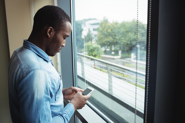 Dirigeant d'entreprise à l'aide de téléphone portable