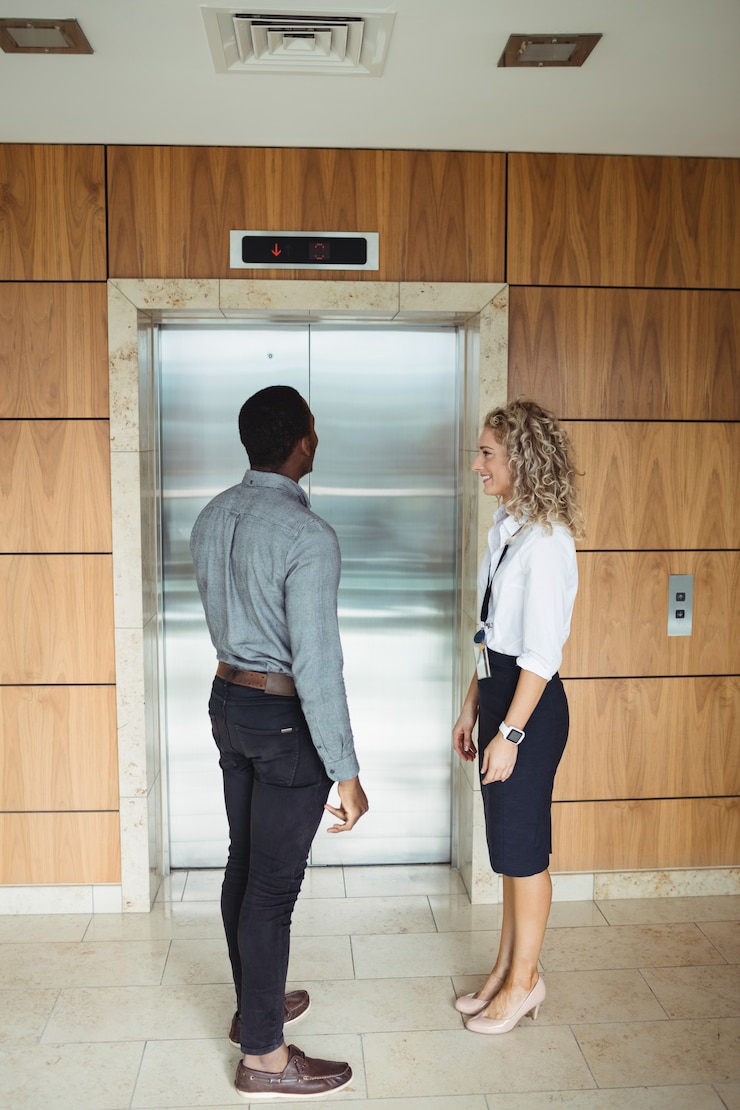 Photo gratuit dirigeant d'entreprise en attente d'ascenseur