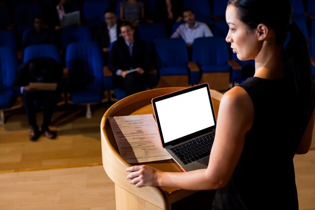 Dirigeant d'entreprise féminin prononçant un discours