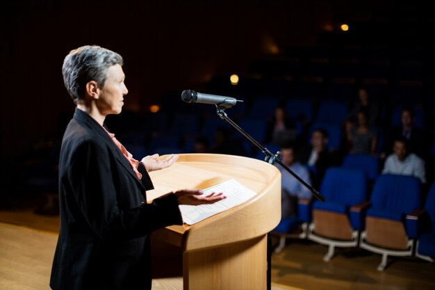 Dirigeant d'entreprise féminin prononçant un discours