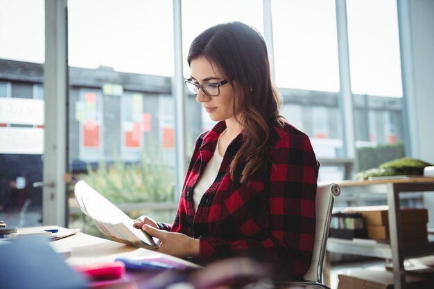 Dirigeant d'entreprise lisant un livre