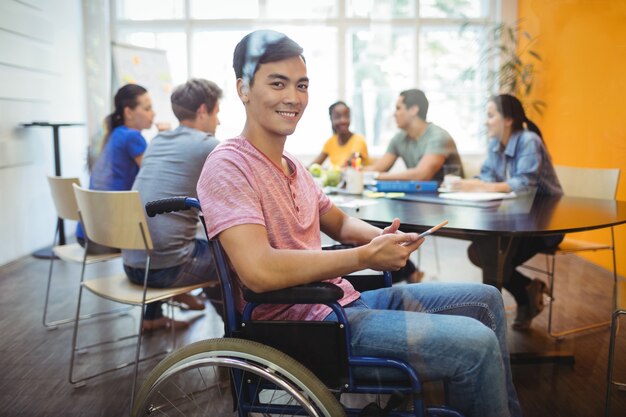 dirigeant d&#39;entreprise en utilisant Handicapped tablette numérique