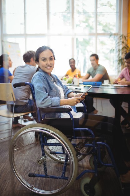 dirigeant d&#39;entreprise en utilisant Handicapped tablette numérique