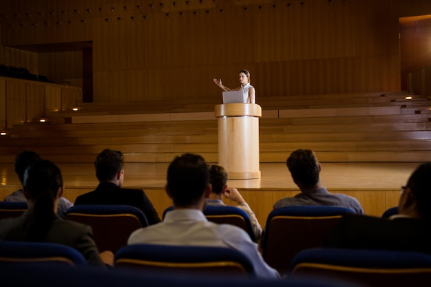 Une dirigeante d'entreprise prononce un discours