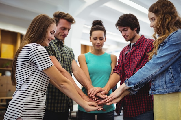 Photo gratuite les dirigeants d'entreprise avec la main empilés