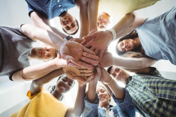 Photo gratuit les dirigeants d'entreprise avec la main empilés