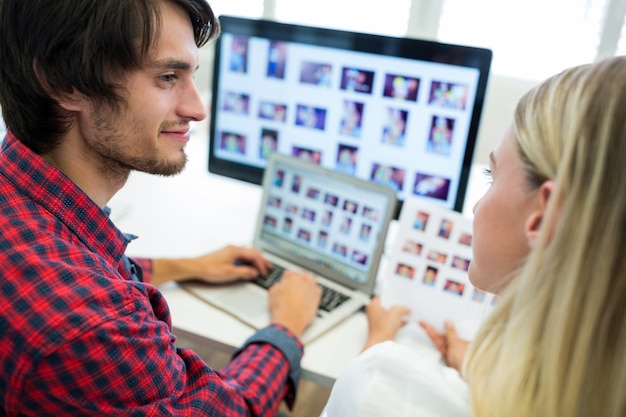 dirigeants d&#39;entreprise masculins et féminins qui interagissent tout en travaillant