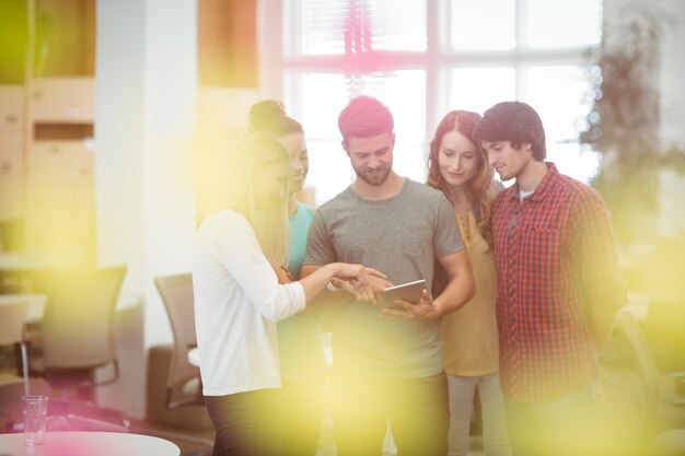 Les dirigeants d&#39;entreprises ayant la discussion sur tablette numérique