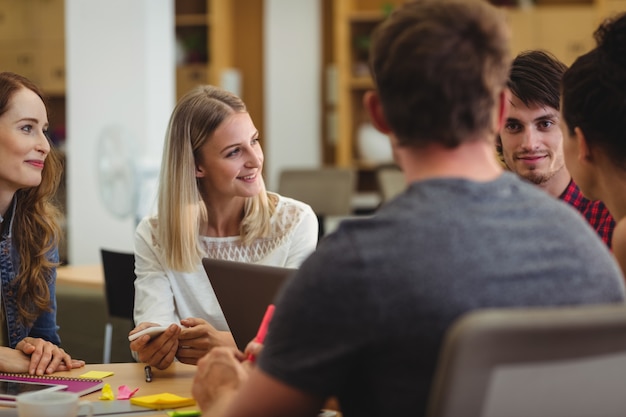 Les dirigeants d&#39;entreprises ayant discussion