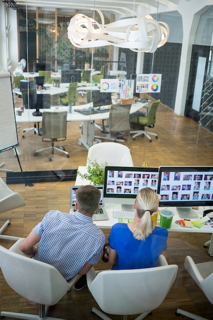 dirigeants d&#39;entreprises, hommes et femmes qui travaillent ensemble