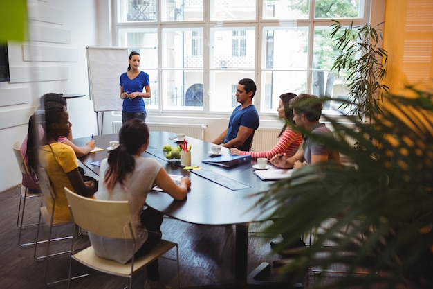 Photo gratuite les dirigeants d'entreprises qui applaudissent leur collègue après presentatio