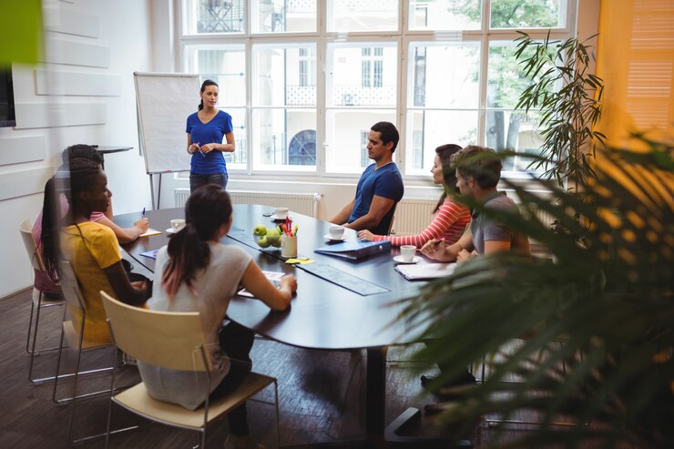 Photo gratuit les dirigeants d'entreprises qui applaudissent leur collègue après presentatio
