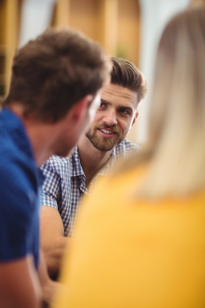 Les dirigeants d&#39;entreprises qui interagissent les uns avec les autres