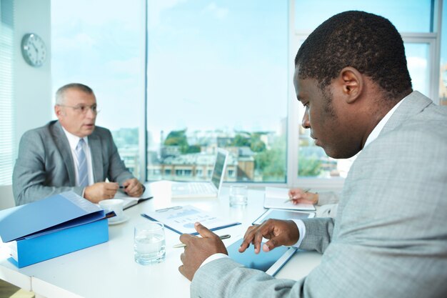 Les dirigeants parlent à répondre au bureau