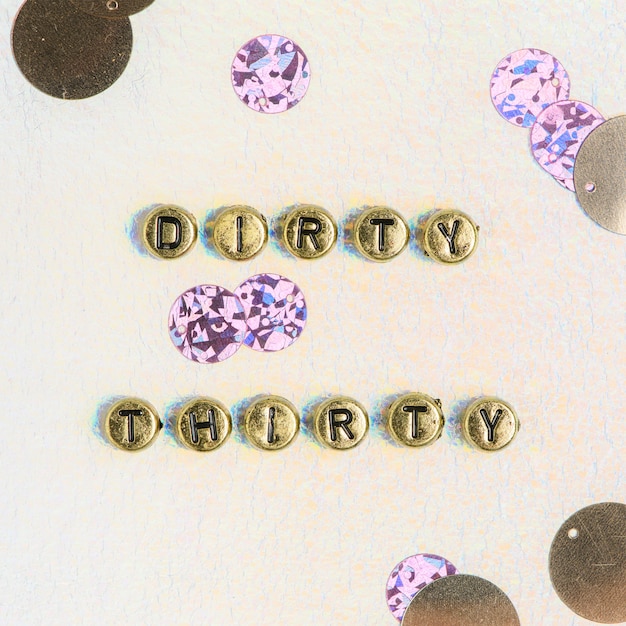 Photo gratuite dirty thirty, citation avec des perles