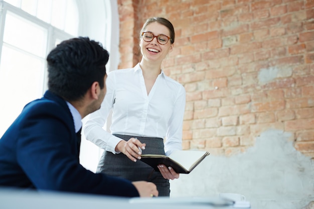 Photo gratuite discussion au bureau