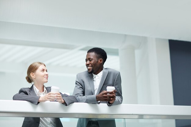 Discuter avec un collègue dans le hall du bureau