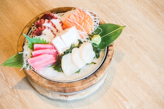 Dish avec la variété de poissons crus