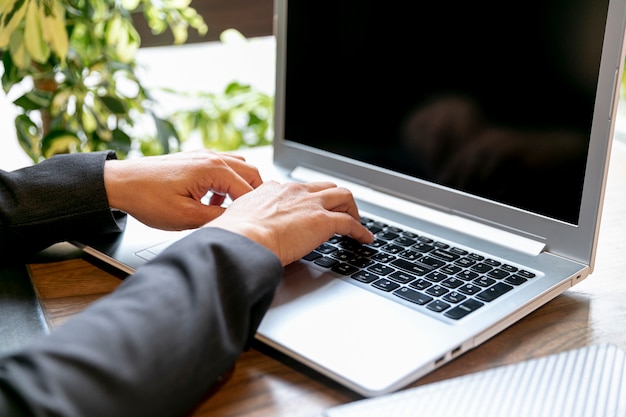 Dispositif électronique à angle élevé au bureau