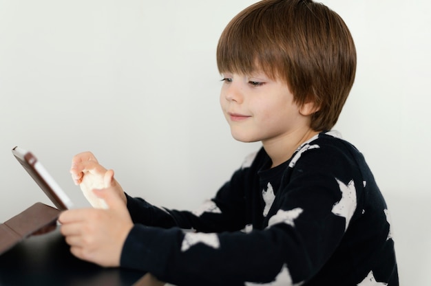 Dispositif de maintien d'enfant de tir moyen