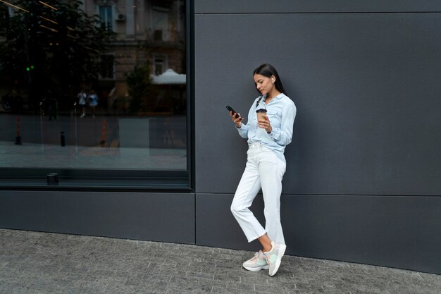 Dispositif de tenue de femme plein coup