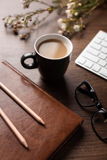 Disposition de bureau à angle élevé avec tasse