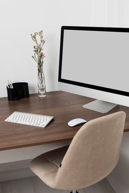 Disposition de bureau avec moniteur en grand angle