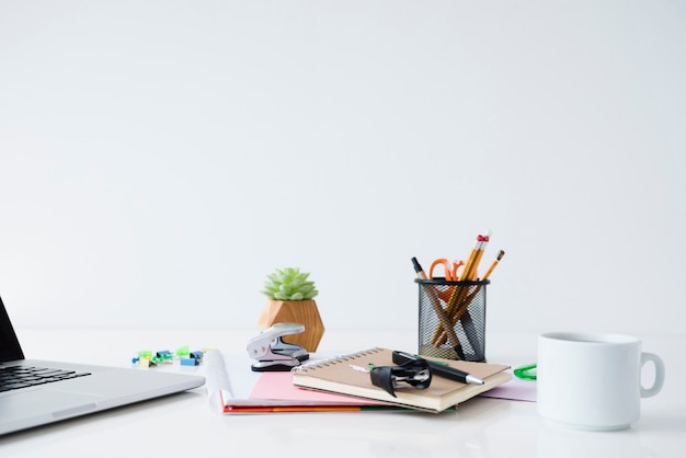 Disposition de bureau avec ordinateur portable et cahiers