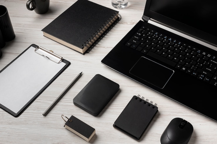 Photo gratuit disposition de bureau avec ordinateur portable et cahiers