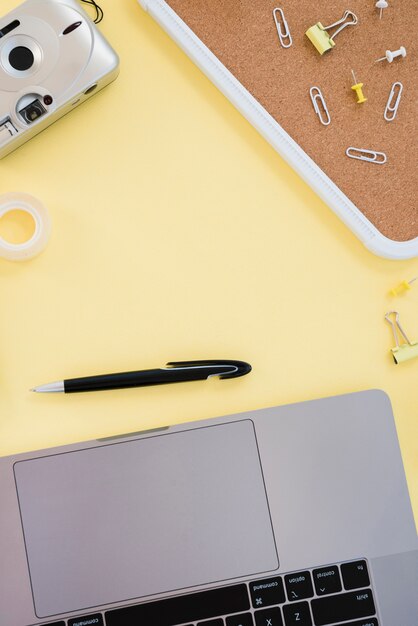 Disposition de bureau vue de dessus avec clavier