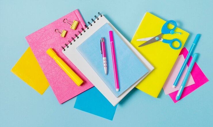 Photo gratuit disposition des cahiers et des stylos