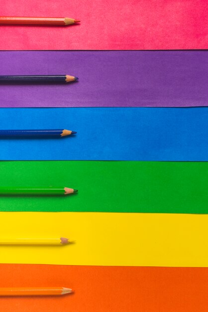 Disposition de crayons et drapeau lumineux LGBT