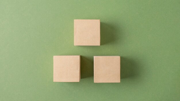 Disposition des cubes en bois vierges