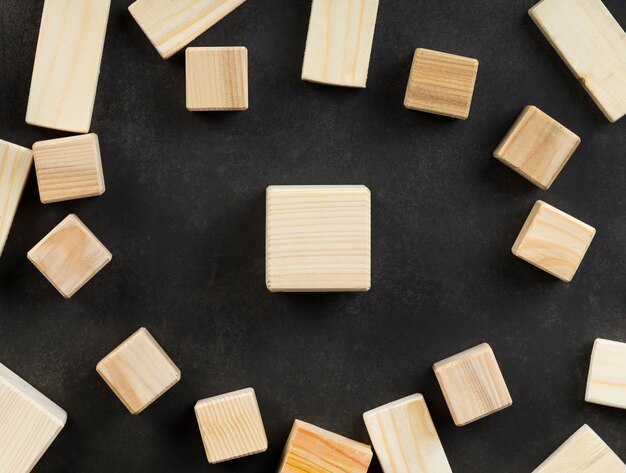 Disposition des cubes en bois vierges