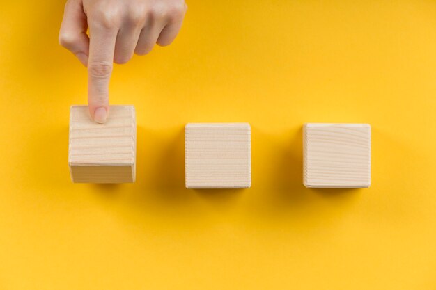 Disposition des cubes en bois vierges