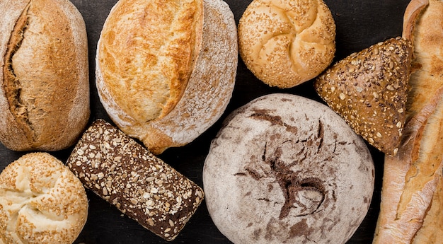 Photo gratuite disposition de différents types de pain cuit