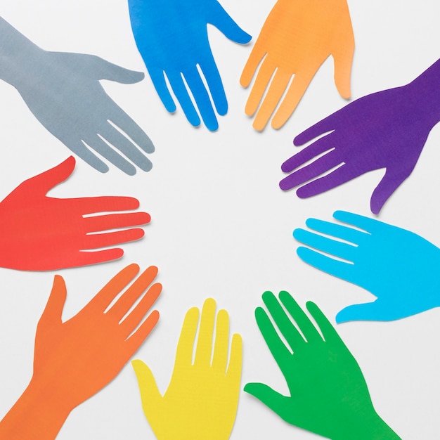 Disposition de la diversité avec des mains en papier de différentes couleurs