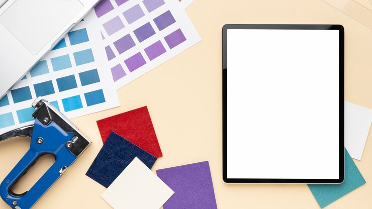 Photo gratuit disposition des éléments de bureau vue de dessus avec tablette à écran vide