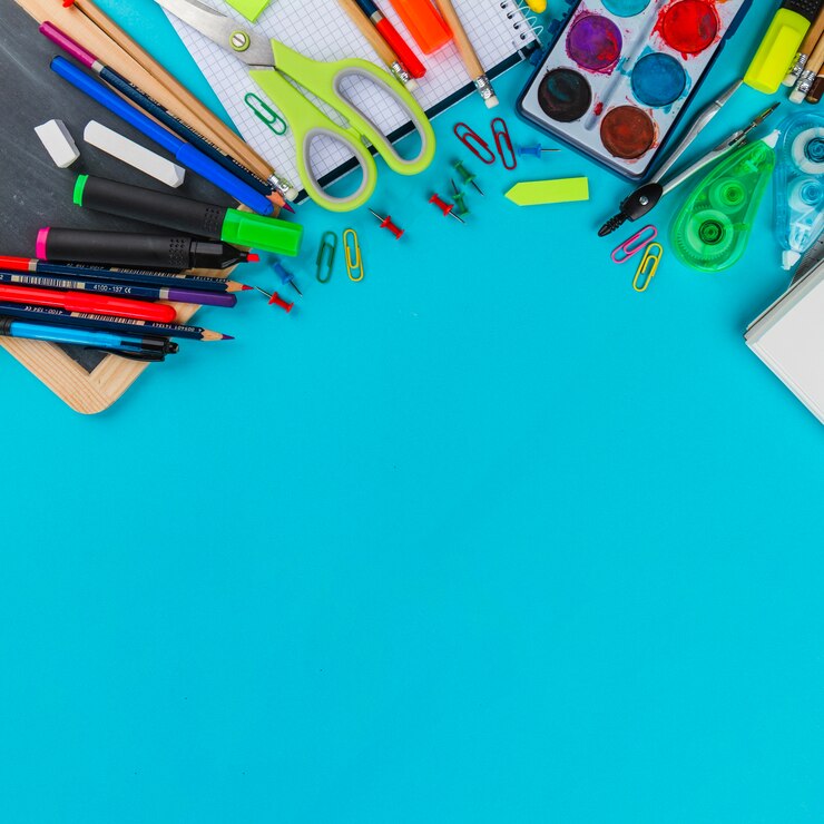Photo gratuit disposition des fournitures scolaires