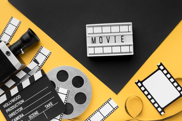 Disposition des objets de cinéma sur fond jaune