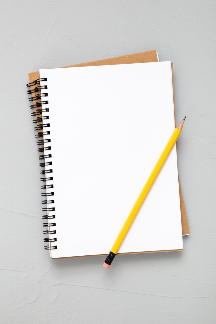 Photo gratuit disposition organisée des éléments du bureau sur fond gris