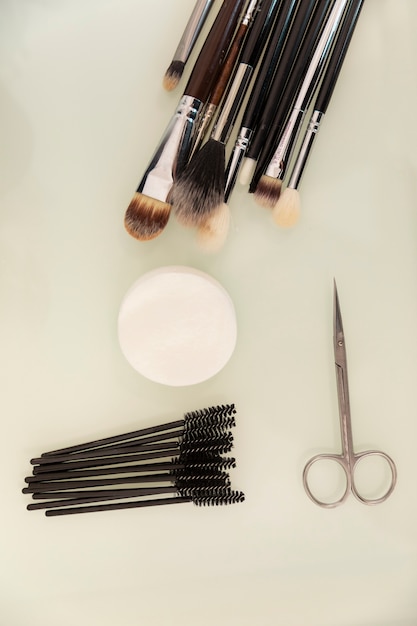 Disposition des outils de microblading des sourcils