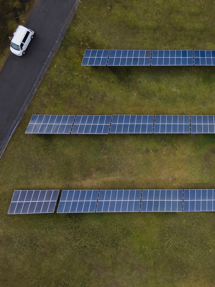 Photo gratuit disposition des panneaux solaires à angle élevé